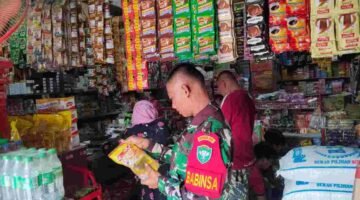 Jaga Kestabilan Harga, Babinsa Tak Ragu Turun Langsung Cek Harga Sembako di pekan sungaiyu