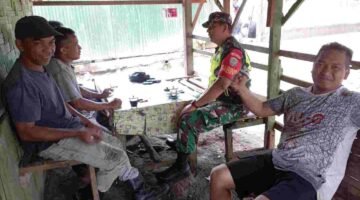 Jalin Komunikasi Yang Baik, Babinsa Laksanakan Komsos Bersama Warga