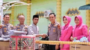 Kapolres dan Bhayangkari Polres Aceh Tamiang Salurkan Bantuan Kelengkapan Masjid dalam Rangka HKGB
