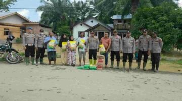 BANJIR RENDAM WILAYAH SERUWAY, POLSEK SERUWAY SALURKAN BANTUAN SEMBAKO KEPADA WARGA TERDAMPAK