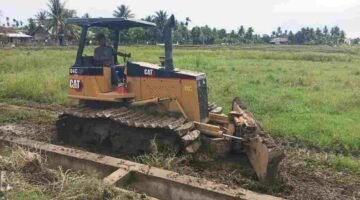 TNI Kerahkan Buldoser, Kodim Bireuen Pembersiahan Sawah Pasca-Banjir di Pante Gajah